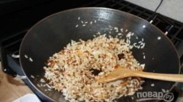 жареный рис с креветками и овощами