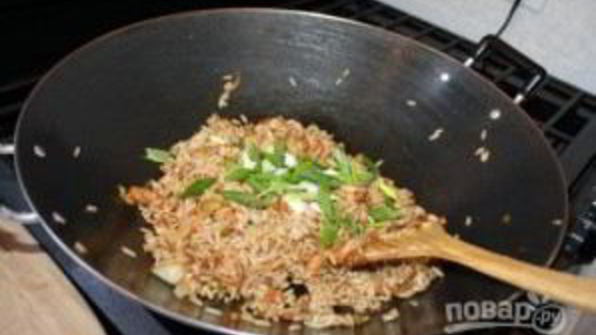 жареный рис с креветками и овощами