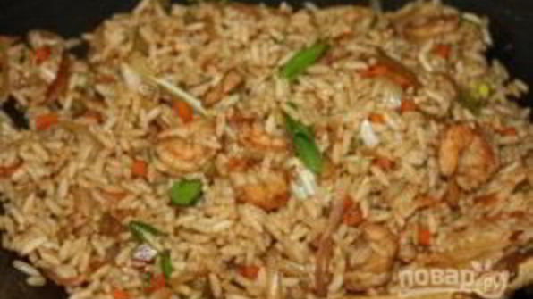 жареный рис с креветками и овощами