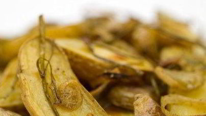 Золотистый картофель на утином жире с чесноком и тимьяном