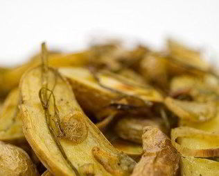 Золотистый картофель на утином жире с чесноком и тимьяном