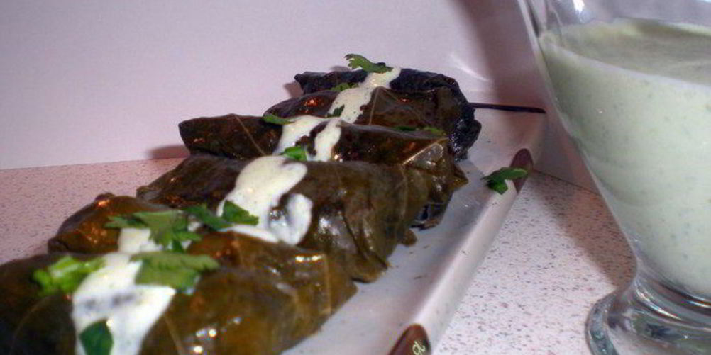 Рецепт долма с бараниной под сметанно-чесночным соусом