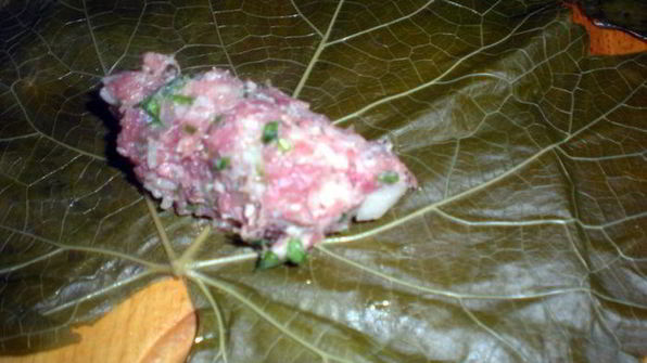 долма с бараниной под сметанно-чесночным соусом