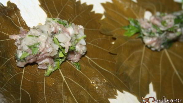 долма в мультиварке в овощном соусе