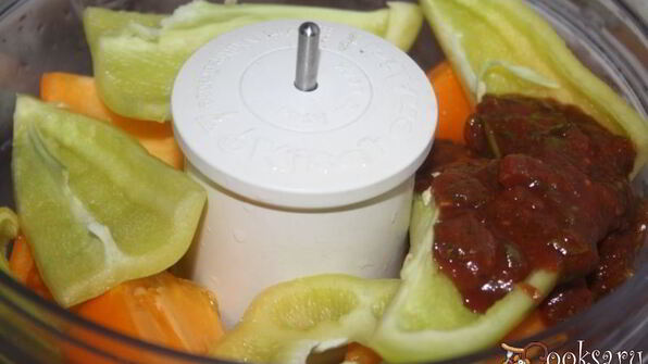 долма в мультиварке в овощном соусе