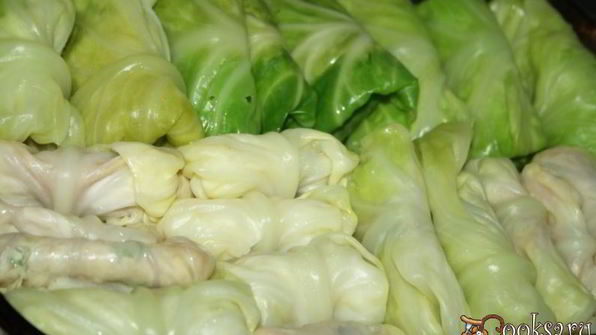 голубцы с индюшатиной, запеченные в сметанном соусе