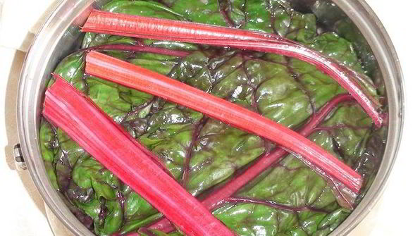 голубцы в свекольной ботве