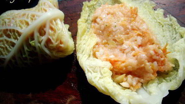 куриные голубцы с овощами в листьях савойской капусты