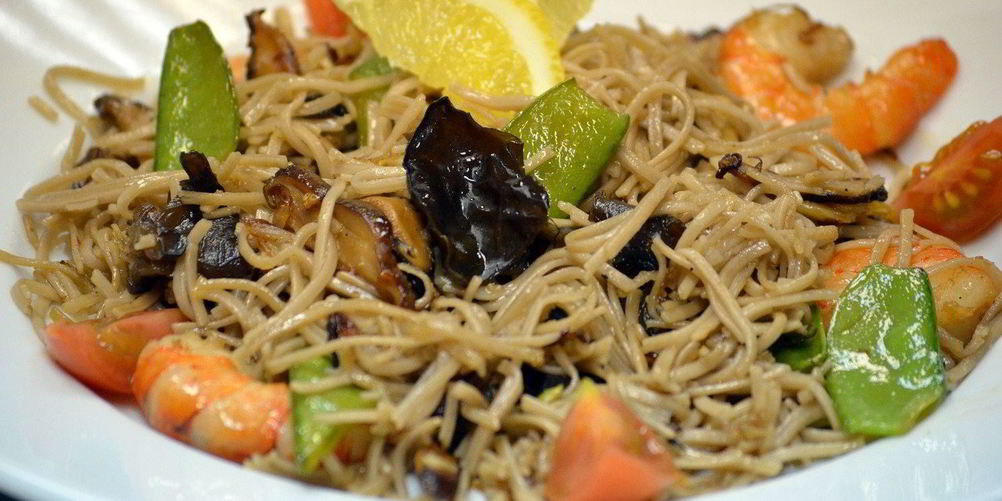 Рецепт гречневая лапша с грибами и королевскими креветками