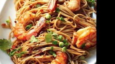 Гречневая лапша с креветками, чесноком и зеленью