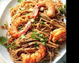 Гречневая лапша с креветками, чесноком и зеленью