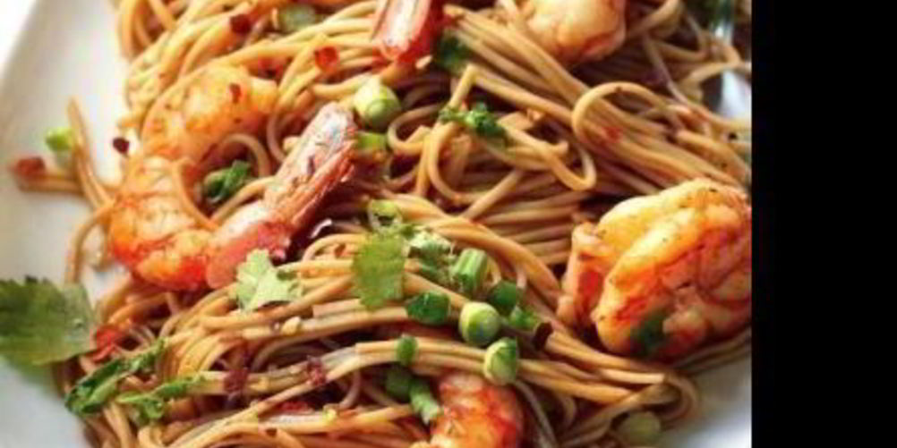 Рецепт гречневая лапша с креветками, чесноком и зеленью