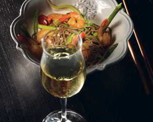 Гречневая лапша с креветками и зеленой спаржей