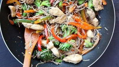 Гречневая лапша с курицей и овощами