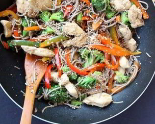 Гречневая лапша с курицей и овощами