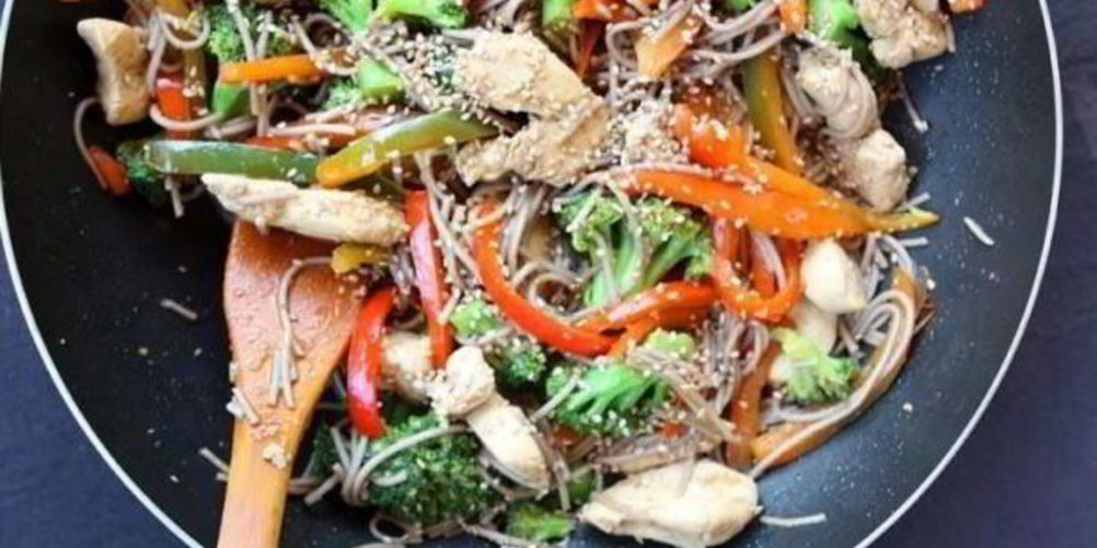 Рецепт гречневая лапша с курицей и овощами