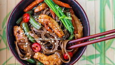 Гречневая лапша с овощами и индейкой