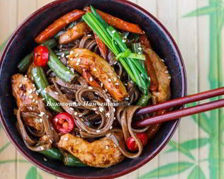 Гречневая лапша с овощами и индейкой