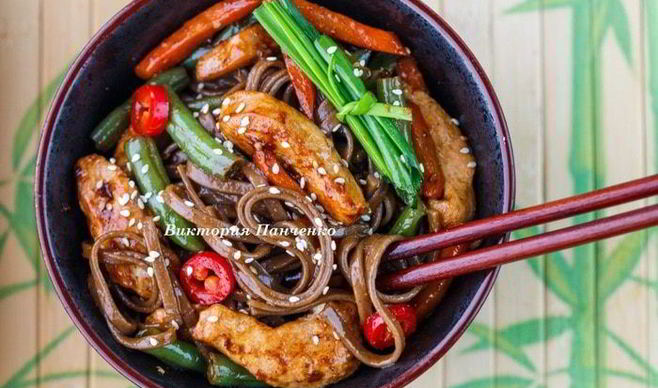 Гречневая лапша с овощами и индейкой