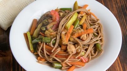 Гречневая лапша с овощами и курицей