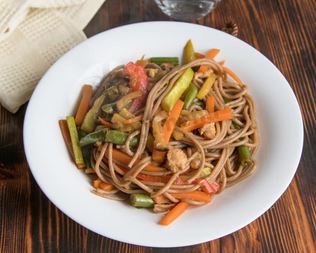 Гречневая лапша с овощами и курицей