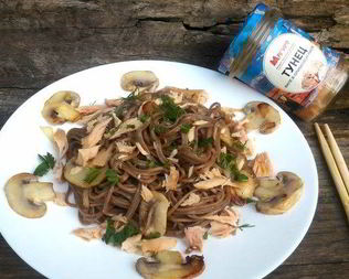 Гречневая лапша с тунцом и грибами