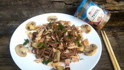 Гречневая лапша с тунцом и грибами