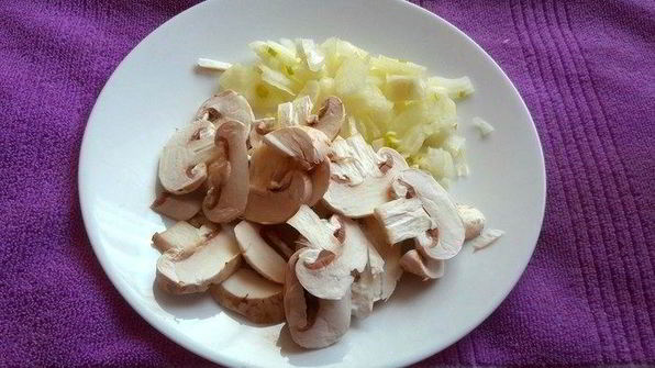 гречневая лапша с тунцом и грибами