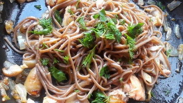 гречневая лапша с тунцом и грибами