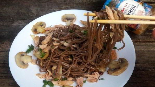 гречневая лапша с тунцом и грибами
