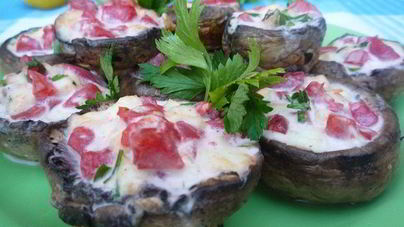 Ароматные шампиньоны с моцареллой и помидорами на гриле