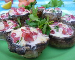 Ароматные шампиньоны с моцареллой и помидорами на гриле