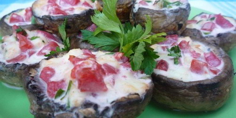 Рецепт ароматные шампиньоны с моцареллой и помидорами на гриле