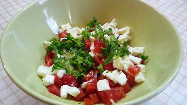 ароматные шампиньоны с моцареллой и помидорами на гриле