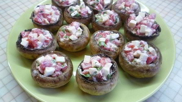 ароматные шампиньоны с моцареллой и помидорами на гриле