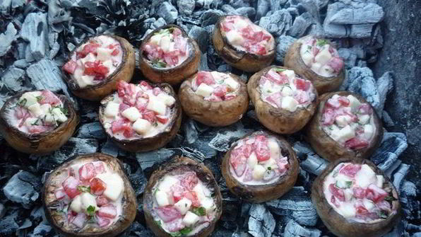 ароматные шампиньоны с моцареллой и помидорами на гриле