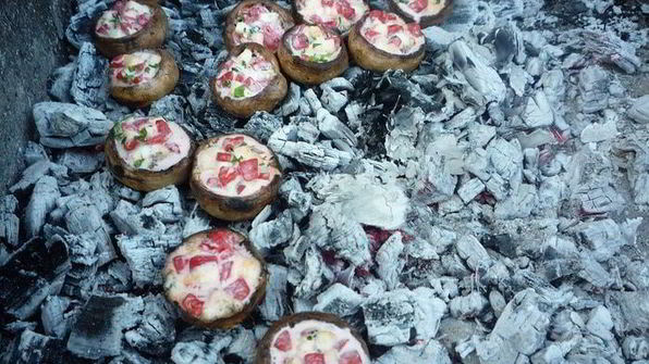 ароматные шампиньоны с моцареллой и помидорами на гриле