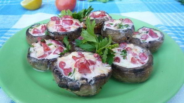 ароматные шампиньоны с моцареллой и помидорами на гриле