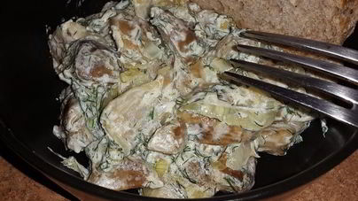 Белые грибы, жареные с луком и сметаной