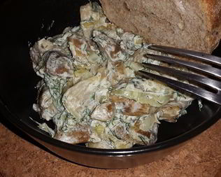 Белые грибы, жареные с луком и сметаной