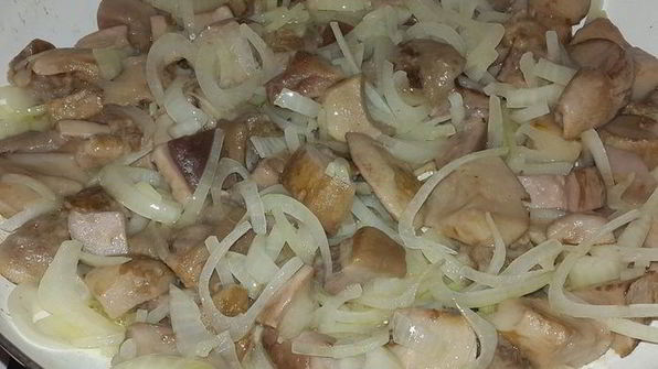 белые грибы, жареные с луком и сметаной