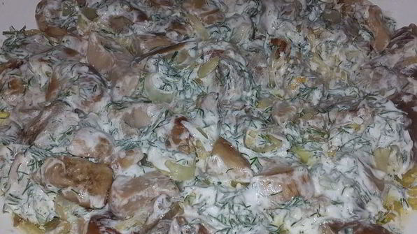 белые грибы, жареные с луком и сметаной