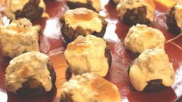 фаршированные грибы с оливками и орехами