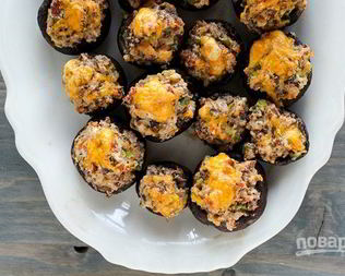 Фаршированные грибы с сыром, орехами и беконом