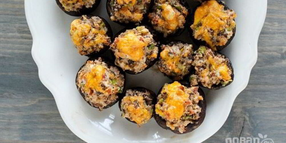 Рецепт фаршированные грибы с сыром, орехами и беконом