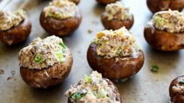 фаршированные грибы с сыром, орехами и беконом