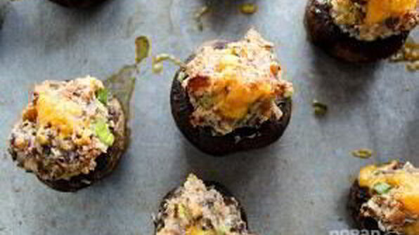 фаршированные грибы с сыром, орехами и беконом