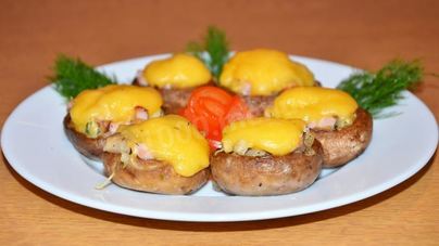 Фаршированные шампиньоны под сырной шапочкой