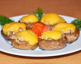 Фаршированные шампиньоны под сырной шапочкой