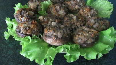 Фаршированные шампиньоны в духовке с сыром